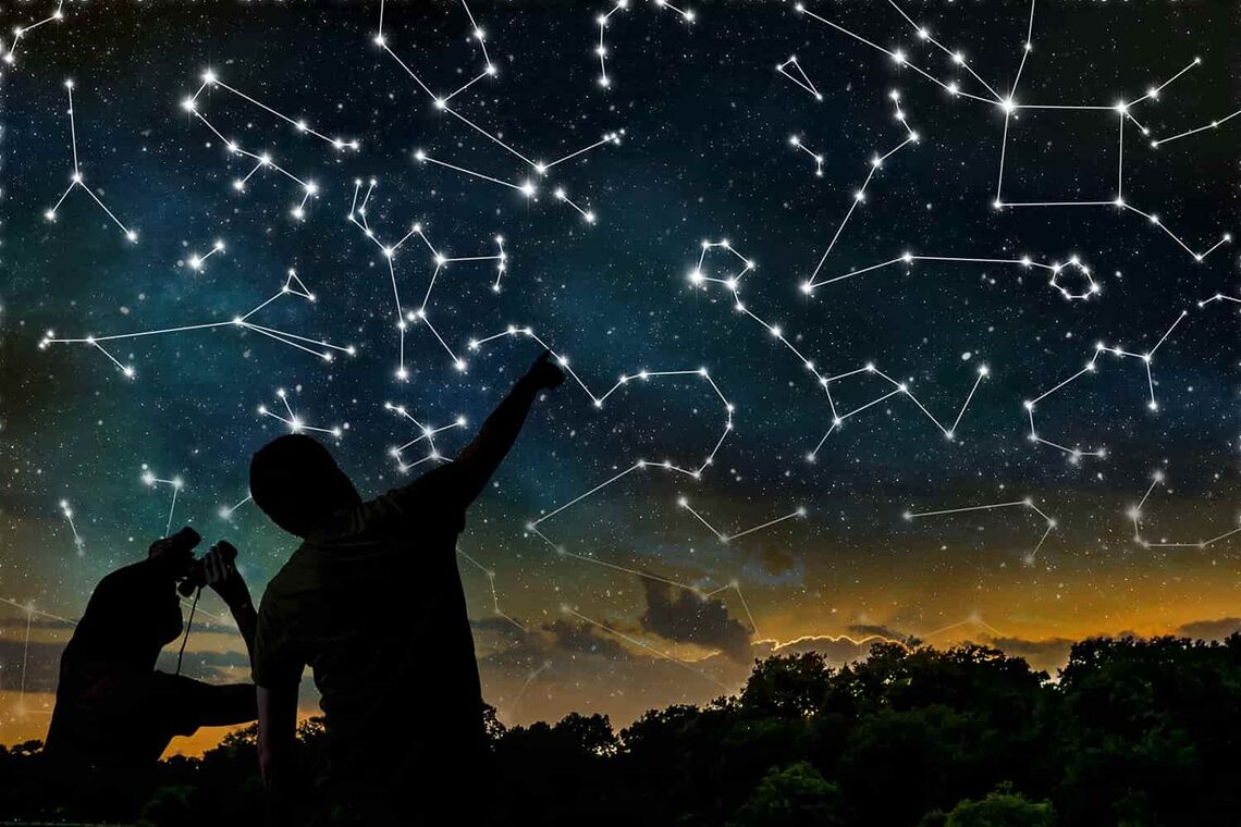 Созвездия в ночном небе 