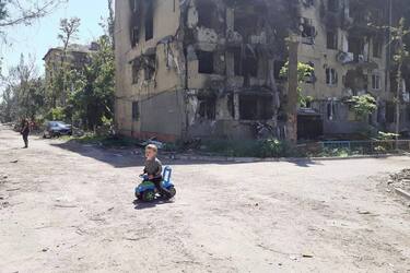 Ребенок в Мариуполе