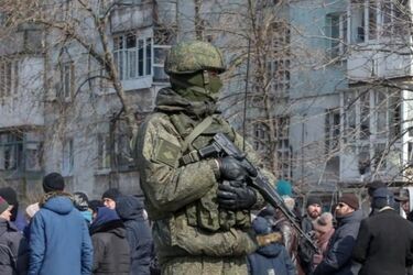 Солдат РФ серед мешканців міста