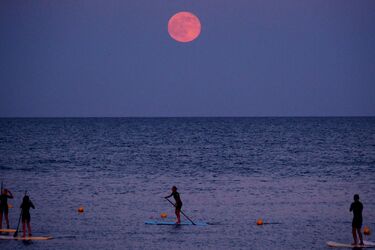 Клубничная луна поражает цветом