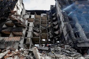 '6 этаж, 2-200, на кухне черепа'- такие записки клеят у подъездов в Мариуполе МЧС РФ