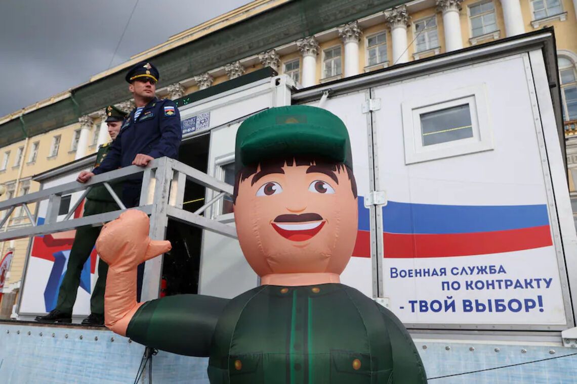 Военнослужащие российской армии стоят у мобильного призывного пункта в центре Санкт-Петербурга, 28 мая