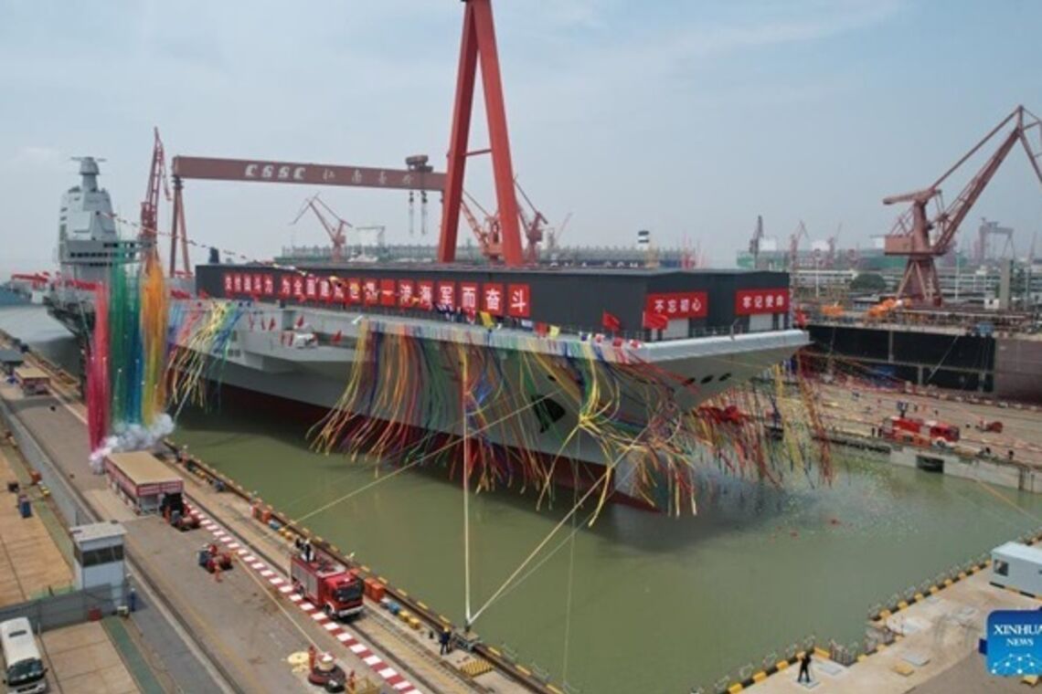 В Китае спустили на воду свой третий авианосец, его назвали 'Фуцзянь'
