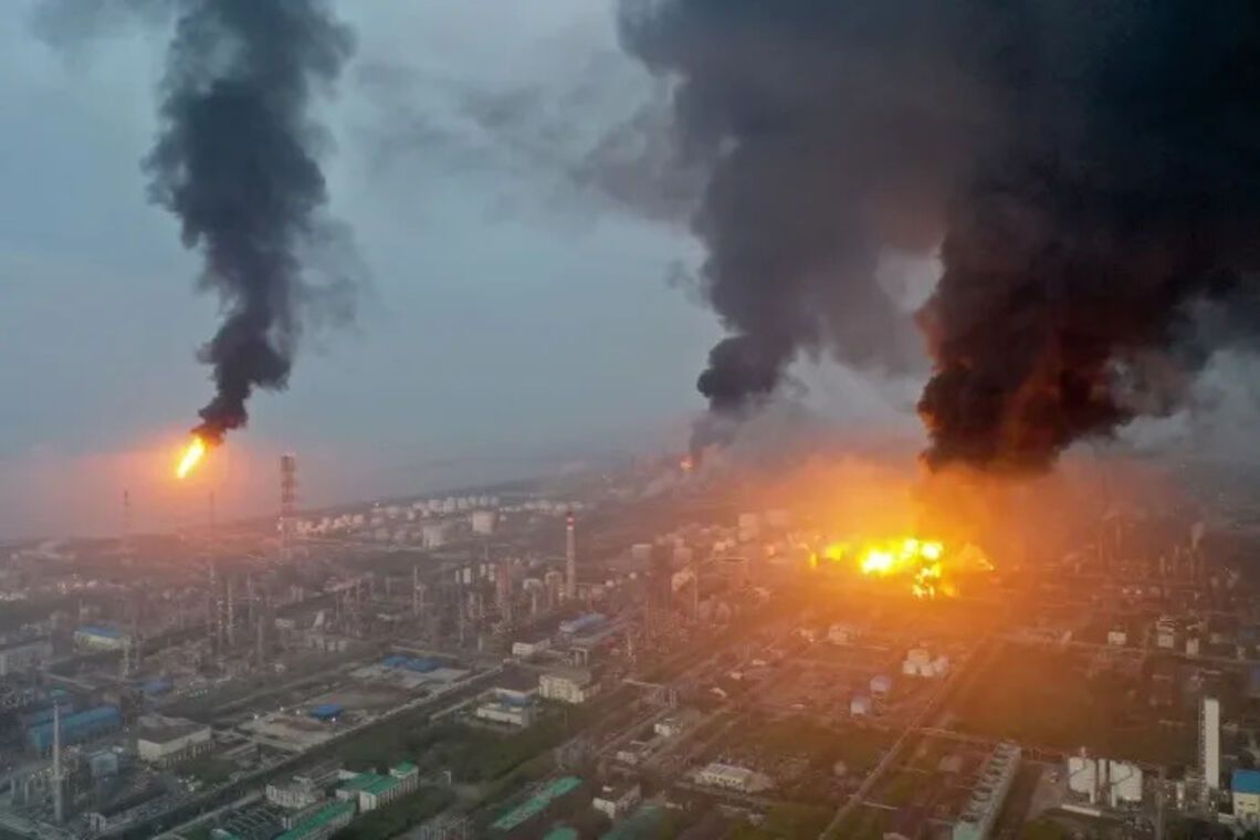 Екологічна катастрофа: у Китаї вибухнув нафтохімічний завод (відео)
