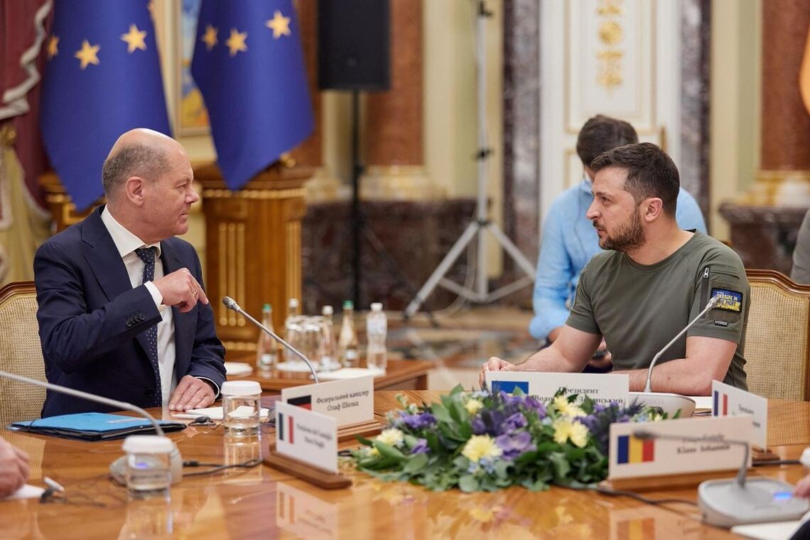 Диалог президента Владимира Зеленского с канцлером Олафом Шольцом на встрече с европейскими лидерами 16 июня в Киеве