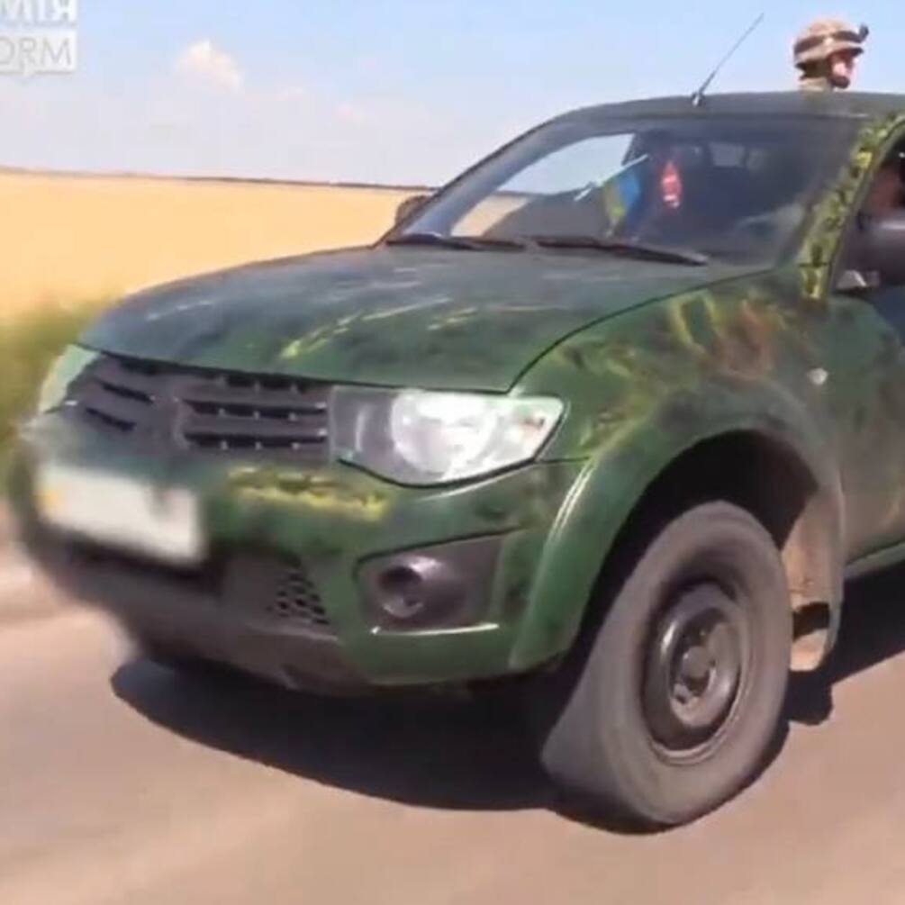 Тюнингованная самодельная РСЗО с трофейной ракетной установкой красуется на фронте (ВИДЕО)