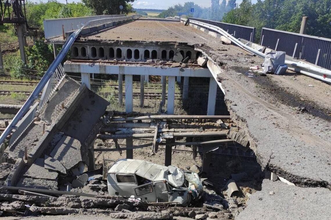 Окупанти знищують всю інфраструктуру: кадри зруйнованого мосту у Лисичанську