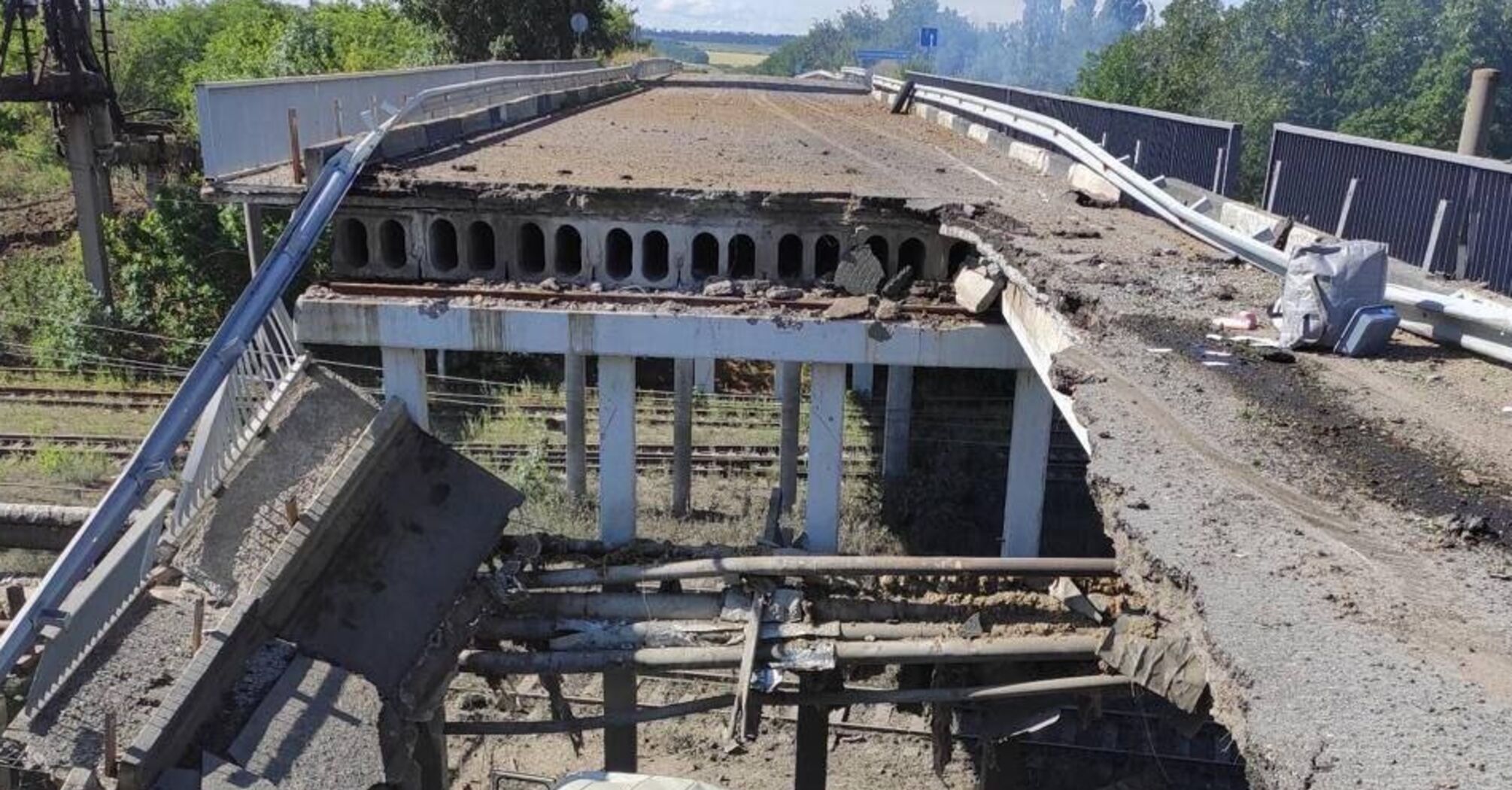Окупанти знищують всю інфраструктуру: кадри зруйнованого мосту у Лисичанську