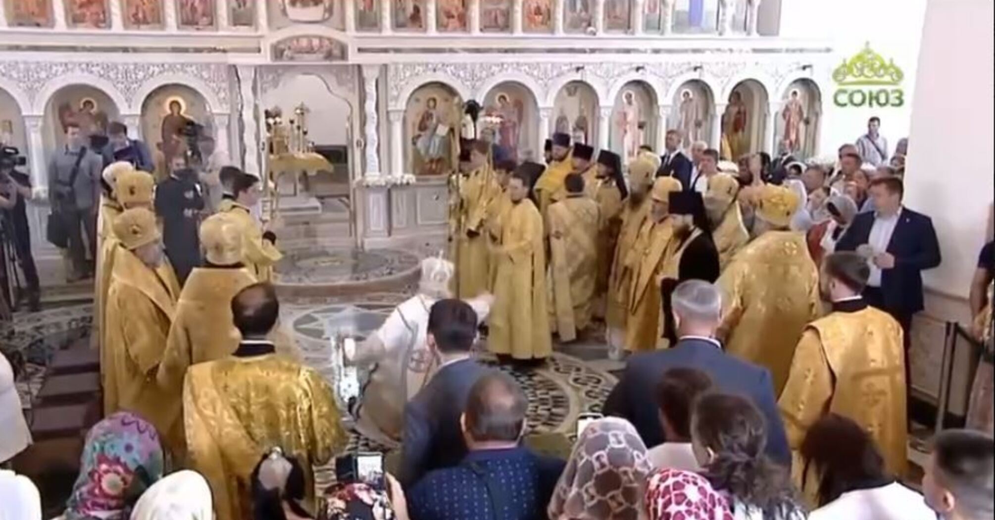 Патриарх Кирилл упал во время богослужения в Новороссийске (ВИДЕО)