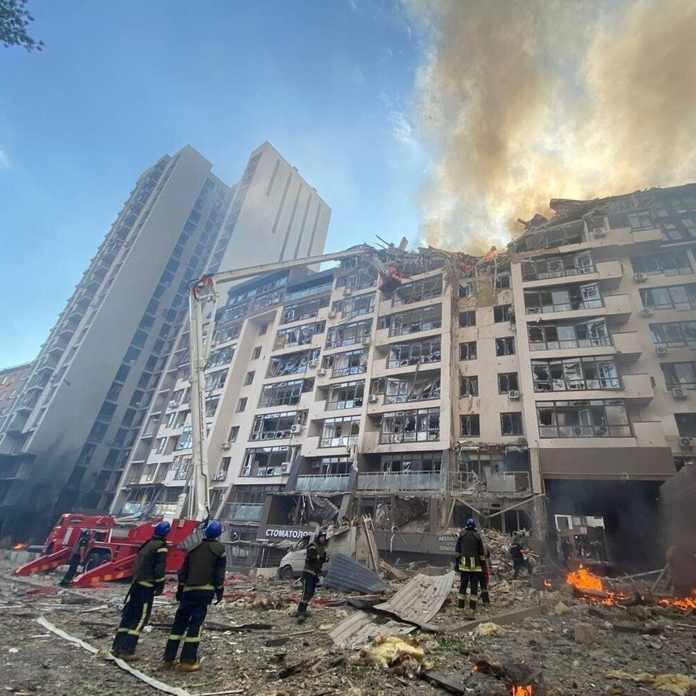 Подробности утренних взрывов в Киеве: Прилет в жилой дом и детский сад 