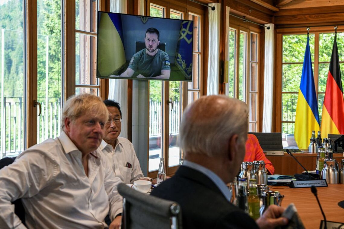 Президент України Володимир Зеленський з відеозв'язку інформує лідерів G7 про російсько-українську війну під час саміту G7 у Баварських Альпах, Німеччина, 27 червня 2022 року