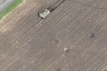 Танк на поле