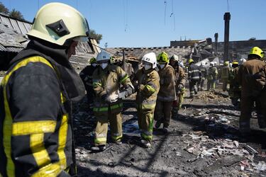 Последствия ракетного удара по ТЦ 'Амстор' в Кременчуге