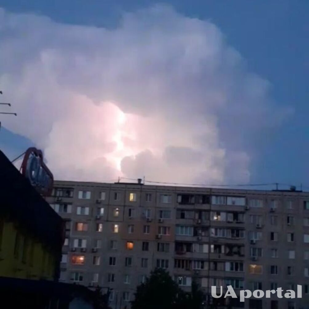 Молния-полумесяц и зарница в вечернем небе Киева (ВИДЕО)