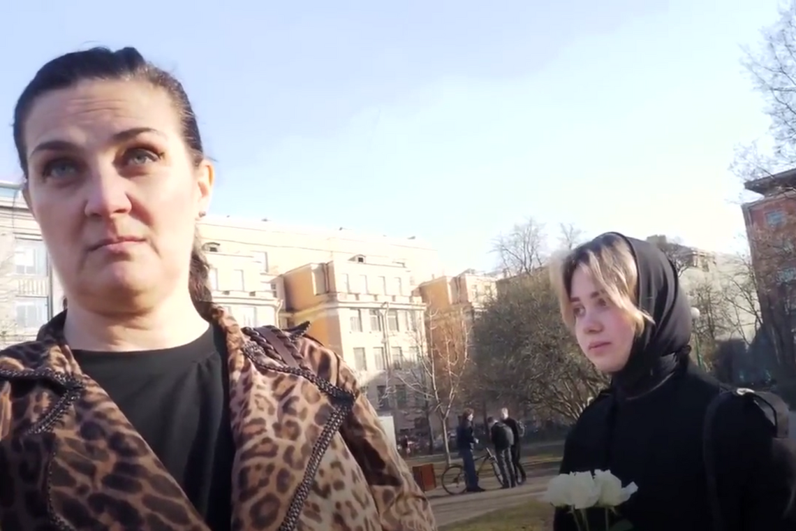 На росії молода дівчина одягла чорну хустку і принесла квіти до пам'ятника Шевченку