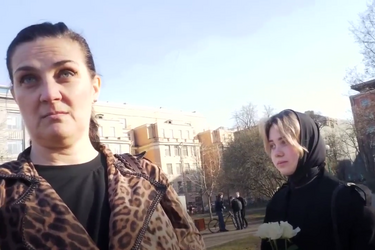 На росії молода дівчина одягла чорну хустку і принесла квіти до пам'ятника Шевченку