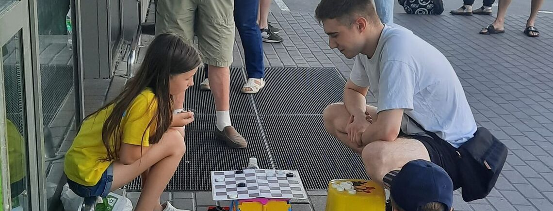 Маленька чемпіонка світу з шашок грає для допомоги ЗСУ (ФОТО)