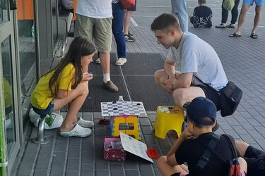 Маленька чемпіонка світу з шашок грає для допомоги ЗСУ