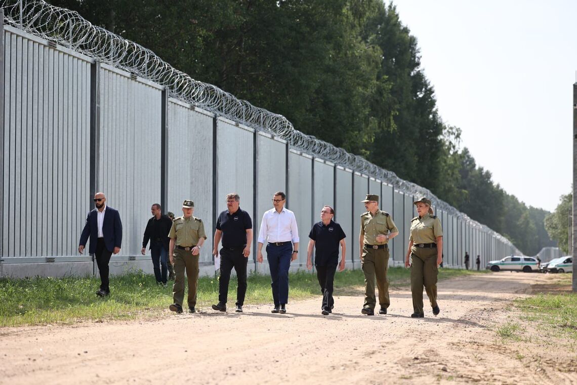 Забор на границе между Польшей и Беларусью