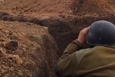 Український військовий у окопі