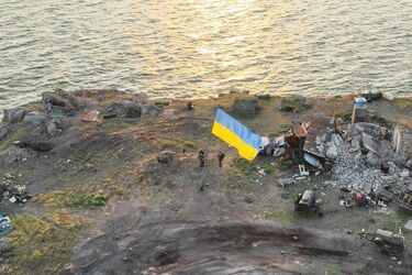 На острове Змеиный снова развевается флаг Украины