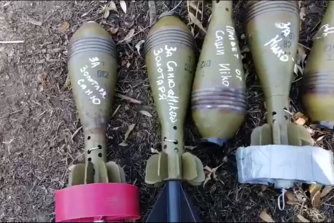 Українські військові відправляють окупантам 'подарунки' з дрону