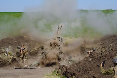 Украинские военные используют гаубицы M777, май 2022