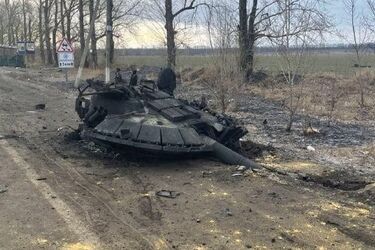 'Вогонь по своїх': башта підбитого танка накрила екіпаж, що тікає.