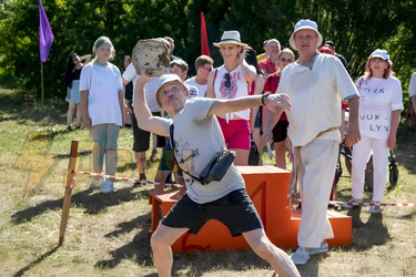 На россии прошел фестиваль по метанию экскрементов коров