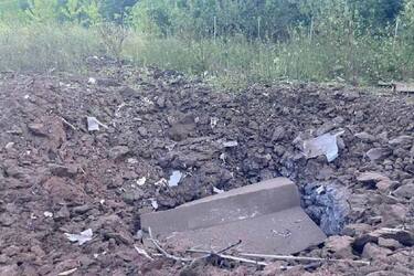 Обомки снаряда в лесополосе Краматорска