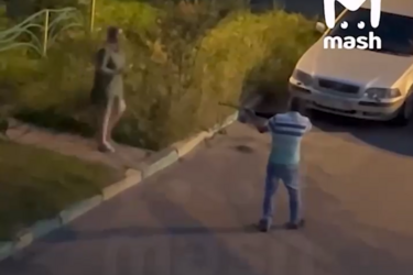 На росії п'яний 'визволитель', який приїхав з війни, погрожував місцевою зброєю.