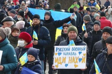 У Херсоні окупанти обладнали склад у драмтеатрі та готуються до референдуму