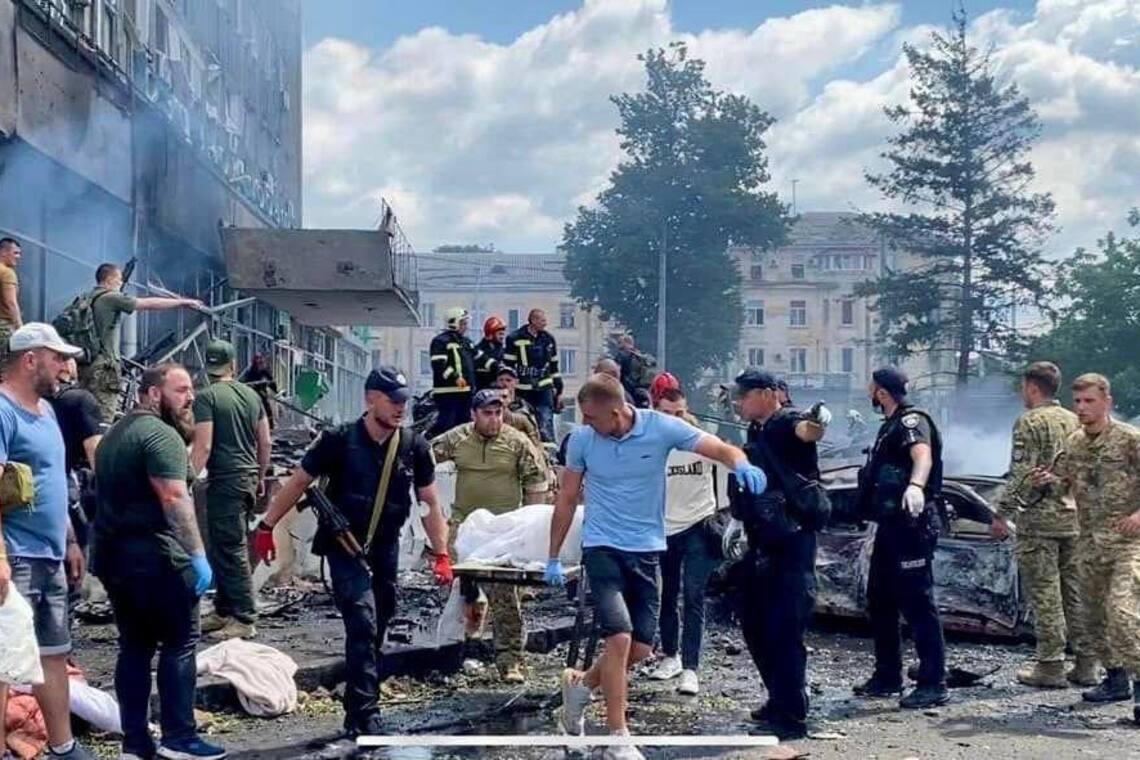 Черговий акт тероризму РФ: жахливі кадри зруйнованої офісної будівлі у Вінниці