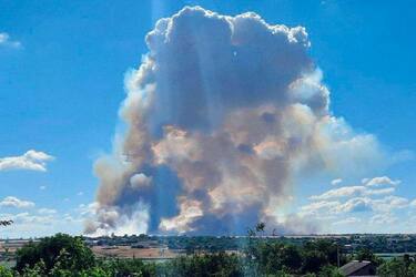 В Херсоне ВСУ уничтожили очередной склад: оккупанты убегают на гражданских авто