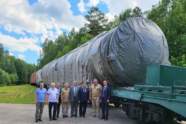 Дмитро Рогозін на фоні ракети