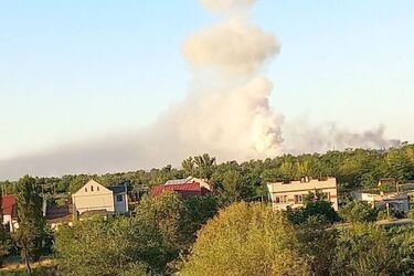 Українські воїни розбудили окупантів попаданням по складу у Новій Каховці