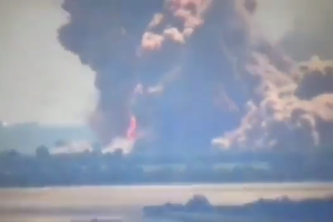 Невероятный взрыв российского склада боеприпасов в Попасной после точного удара ВСУ