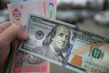 Гривневые и долларовая купюры