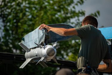 Украинский военный проверяет технику перед вылетом