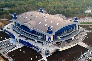 Дети показали как сейчас выглядит крупнейший стадион Украина в Мариуполе