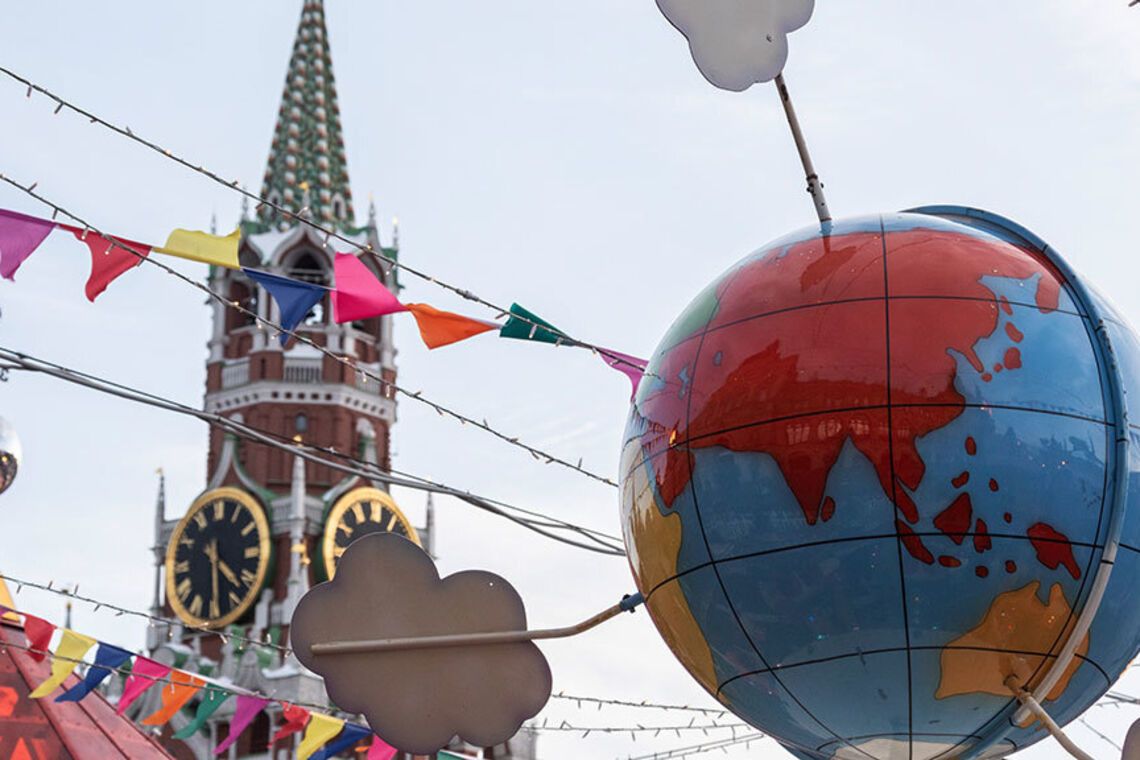 Вежа Кремля та глобус