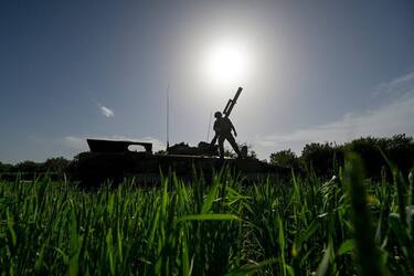 Український солдат на знищеній техніці ворога