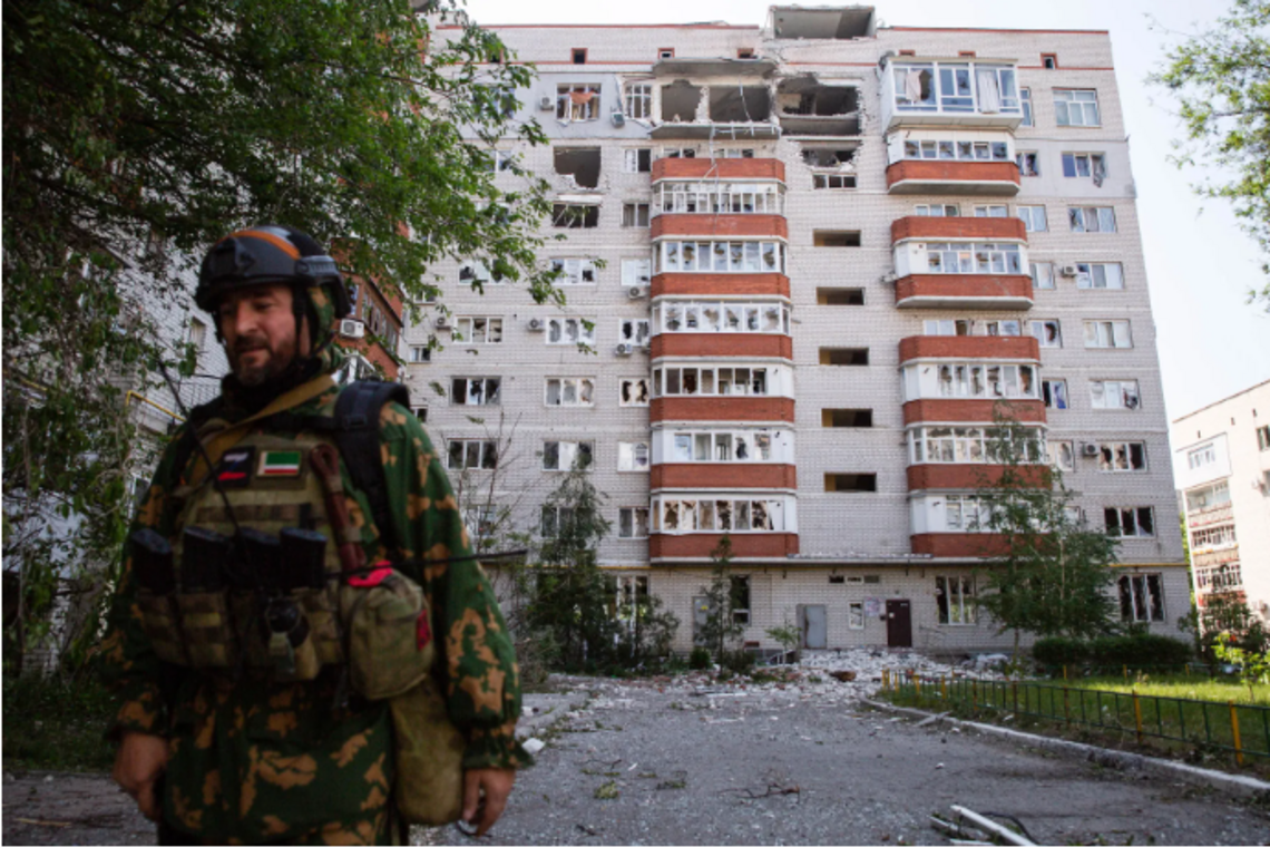 Кадировські 'Тік-Ток' війська розстрілюють будинки мирних жителів у Сєвєродонецьку