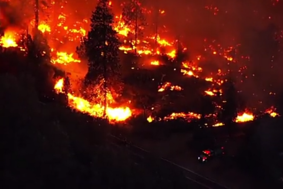 Пекло на землі: у Каліфорнії вже третій день вирує лісова пожежа