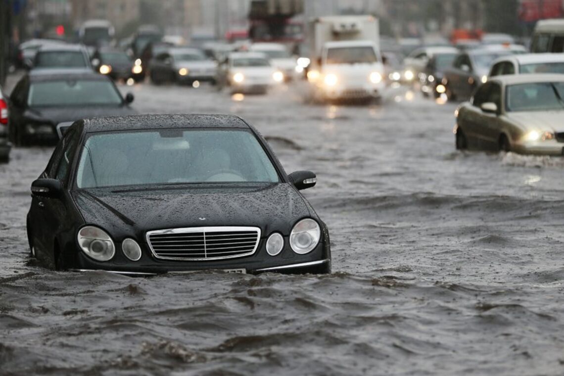 Вслед за Сочи потоп настиг и Москву: улицы ушли под воду, вырваны деревья (видео)