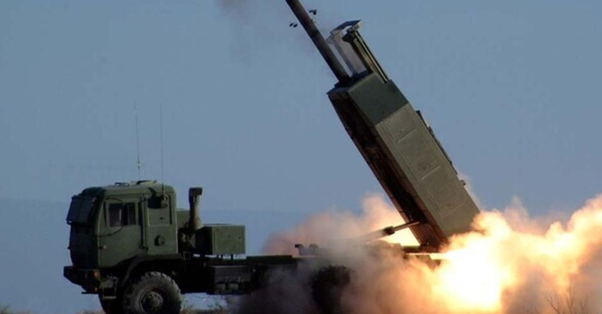 Нова партія HIMARS 'засвітилася' на заправці військової бази у США