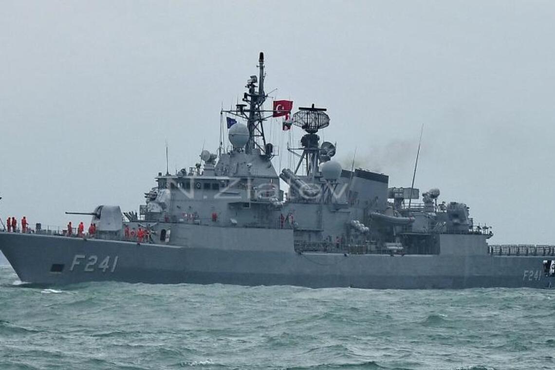 Турецькі фрегати увійшли до Чорного моря: ймовірно вони нестимуть функцію охорони експорту українського зерна