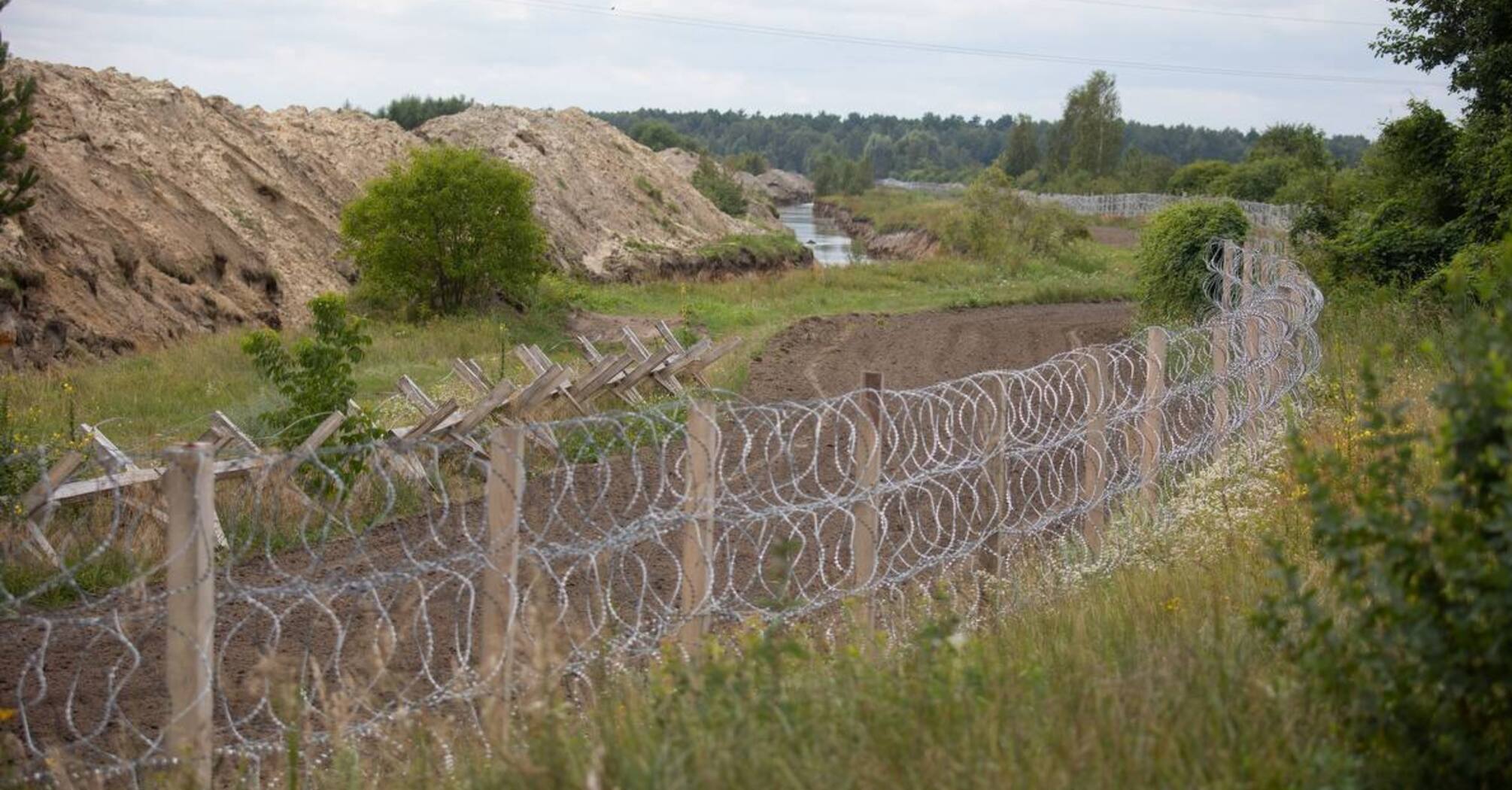 Как выглядит граница с украиной. Фортификационные сооружения на Украине. Заграждения на границе с Украиной. Украинские укрепления. Укрепление границ.