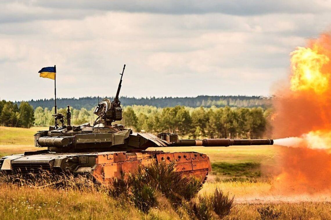 Танк Т-80 ВСУ ведет огонь, фото иллюстративное