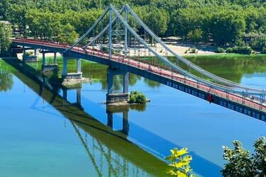 Днепр окрасился в токсично зелёный цвет: несёт ли вода угрозу здоровью